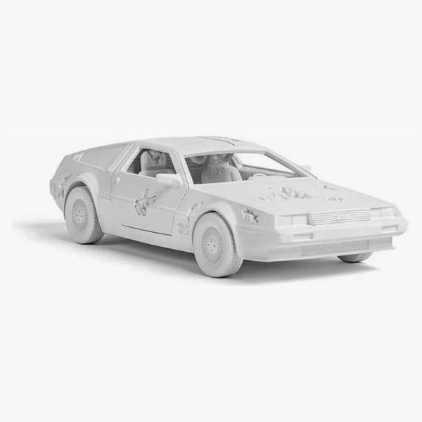 Daniel Arsham erodoval Deloreanskou postavu (vydání 500) White