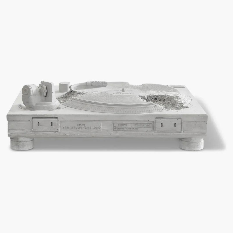 Daniel Arsham X Rimowa erodoval natávatelnou bílou se stříbrným pilotním pouzdrem (vydání 500)