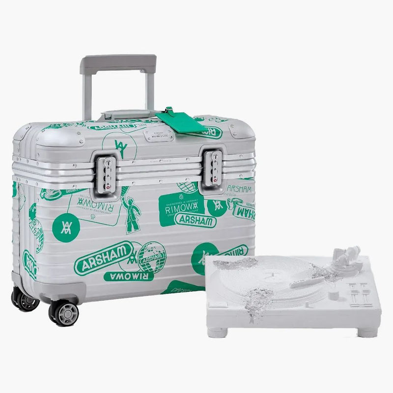 Daniel Arsham X Rimowa erodoval natávatelnou bílou se stříbrným pilotním pouzdrem (vydání 500)