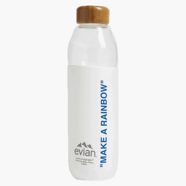 Evian od Virgil Abloh x soma Vytvořte duhovou plnou skleněnou láhev s vodou bílou/tmavě modrou