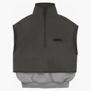 Miedo a God Essentials Nylon Fleece Mockneck chaleco de brezo oscuro Avena/tinta