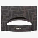 Fendi od Marc Jacobs má černou baseballovou čepici černý