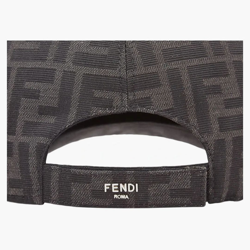 Fendi di Marc Jacobs ha un berretto da baseball in tessuto nero nero