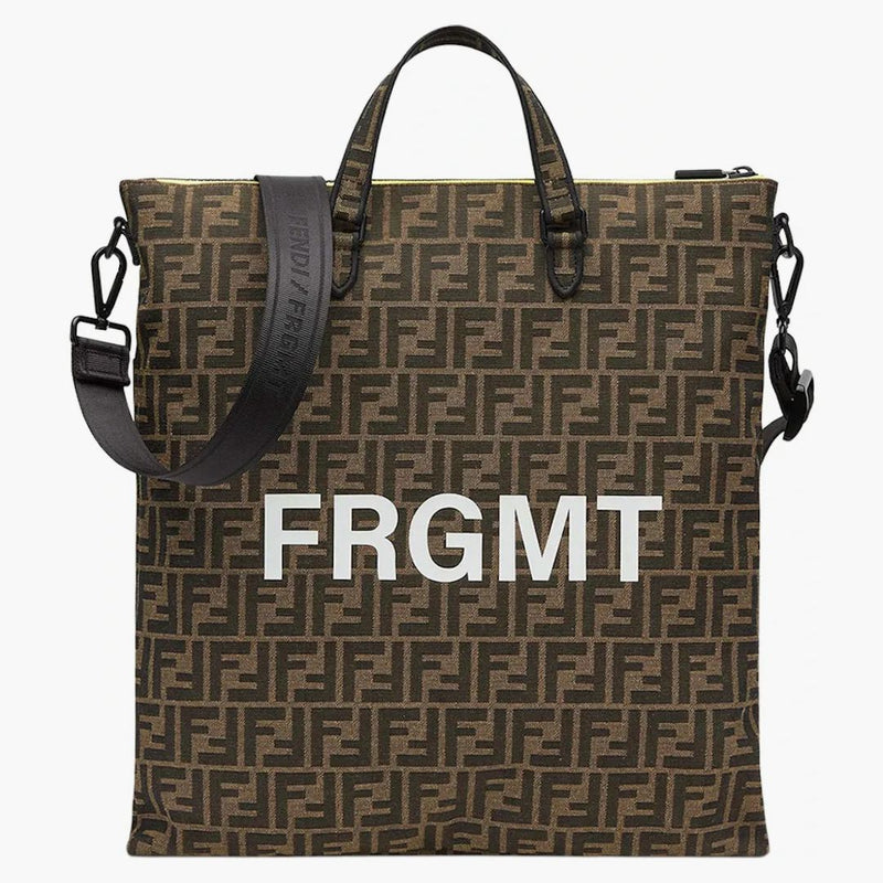 Fendi x frgmt x pokemon ff tyg väska shoppare brun