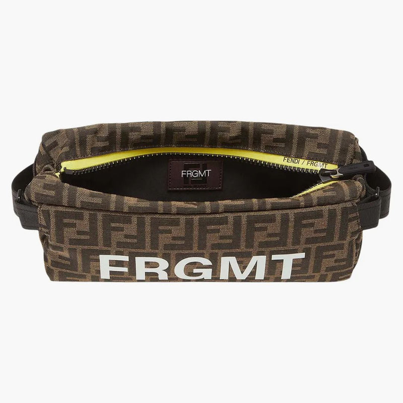 Fendi x frgmt x pokemon ff tyg bälte väska brun
