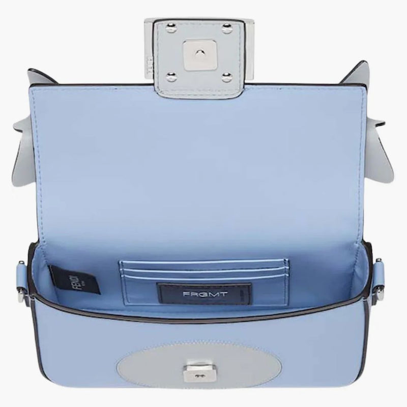 Fendi x frgmt x pokemon nappa läderväska baguette mini ljusblå
