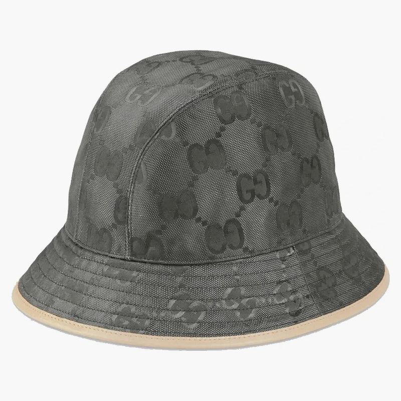 Gucci z kbelíku na mřížku má tmavě šedou