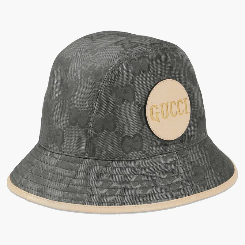 Gucci z kbelíku na mřížku má tmavě šedou