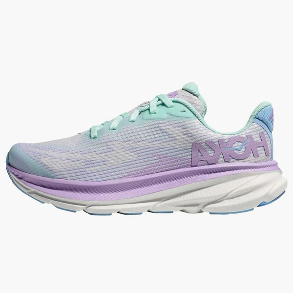 Hoka One One Clifton 9 Lilac Mist (GS) iluminada por el sol (GS)