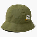 Il secchio rotondo dell'orso polare fatto umano ha olive leva