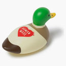 Figura de pato de goma hecha por humanos