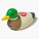 Figura de pato de goma hecha por humanos