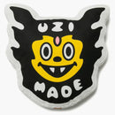 Člověk vyrobil Uzi vyroben polštářem bílou černou