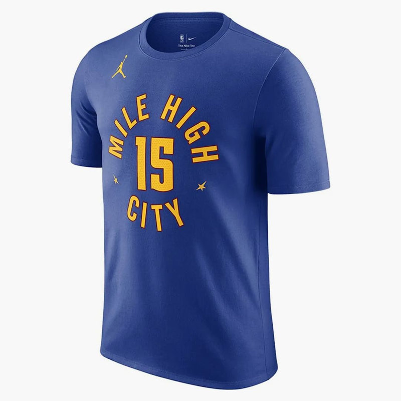 Jordan NBA Denver Nuggets Nikola Jokic Mile High T-shirt di dichiarazione blu/giallo