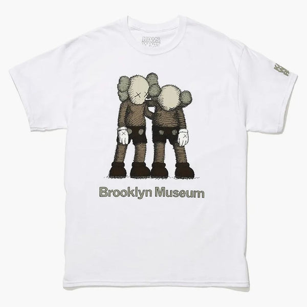 Kaws Brooklyn Museum längs vägen T-shirt vit