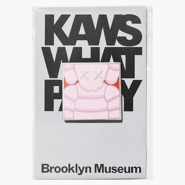 Kaws Brooklyn Museum What Party Square Pin ljusrosa rosa