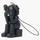 Kaws procházející klíčenou černou