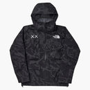 Kaws x la giacca freeride a faccia nord tnf stampa di dragline nera