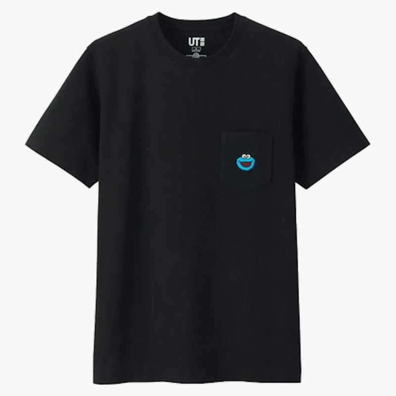 Kaws x uniqlo x sesame street cookie té de bolsillo monstruo (dimensionamiento japonés) negro