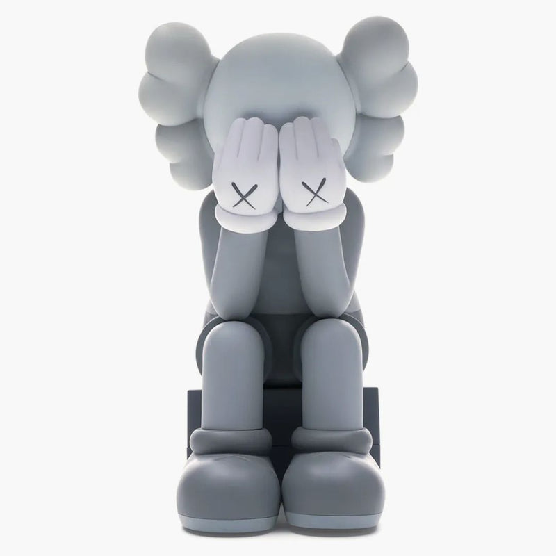 Kaws procházející otevřeným vydáním vinylové postavy šedá