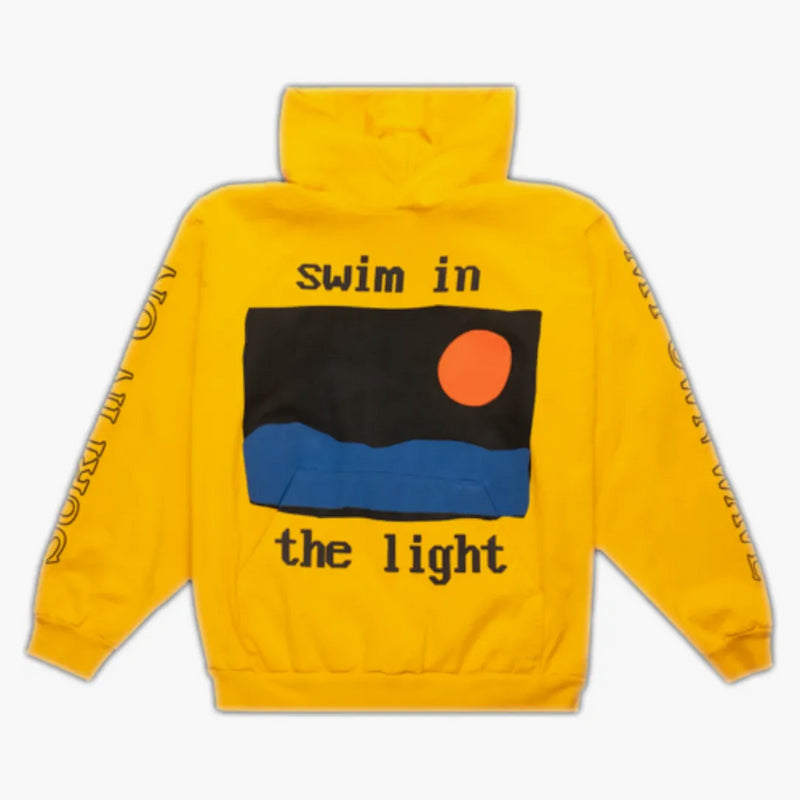 Kid Cudi plavat ve světlé mikině žluté
