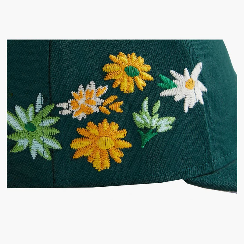 Kith New Era Yankes Floral 59 Fifty Low Profiler har en scen