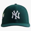 Kith New Era Yankes Floral 59 Fifty Low Profiler har en scen