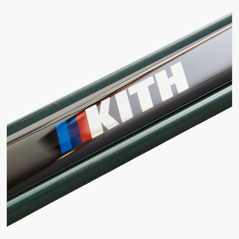 Kith X BMW Vitalidad en la placa del automóvil (FW24)