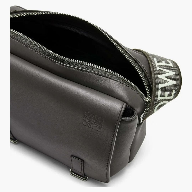 Vojenská taška Loewe Vojenská posel v prudké hladké teletení a Jacquard Xs Dark Grey