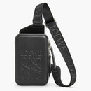 Honda moldeada de Loewe en negro de ternera lisa