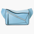 Loewe Puzzle Bumbag en la clásica becerro pequeño azul olímpico