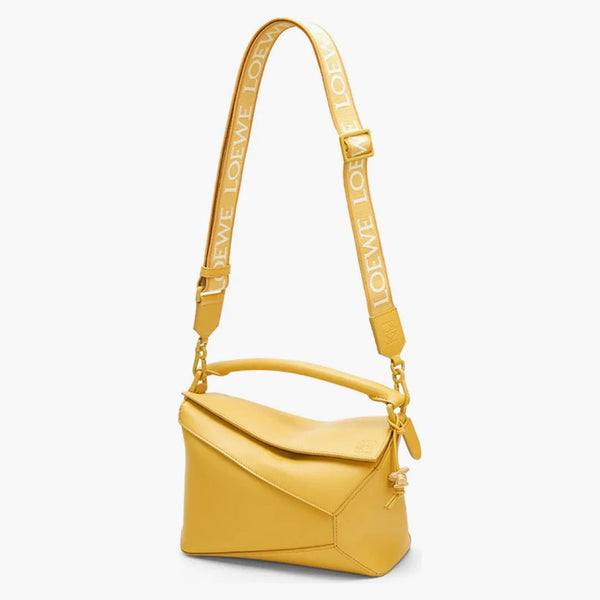 Sacca per bordo del puzzle loewe in pelle di vitello satinata piccola glassa giallo pallido