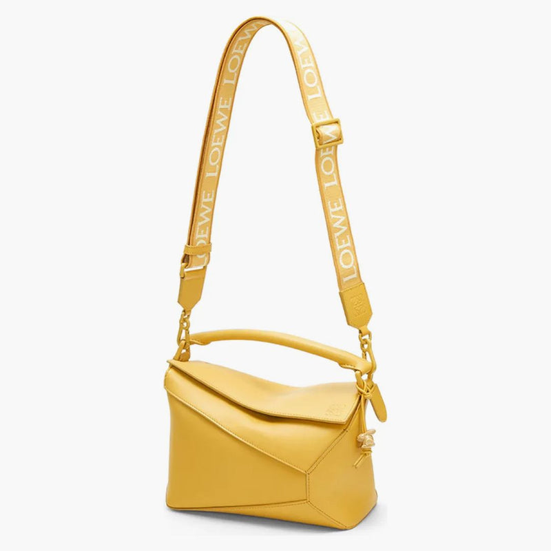 Sacca per bordo del puzzle loewe in pelle di vitello satinata piccola glassa giallo pallido