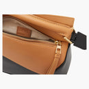 Bolsa de rompecabezas pequeña de Loewe en el clásico desierto/negro de piel de pantorrilla