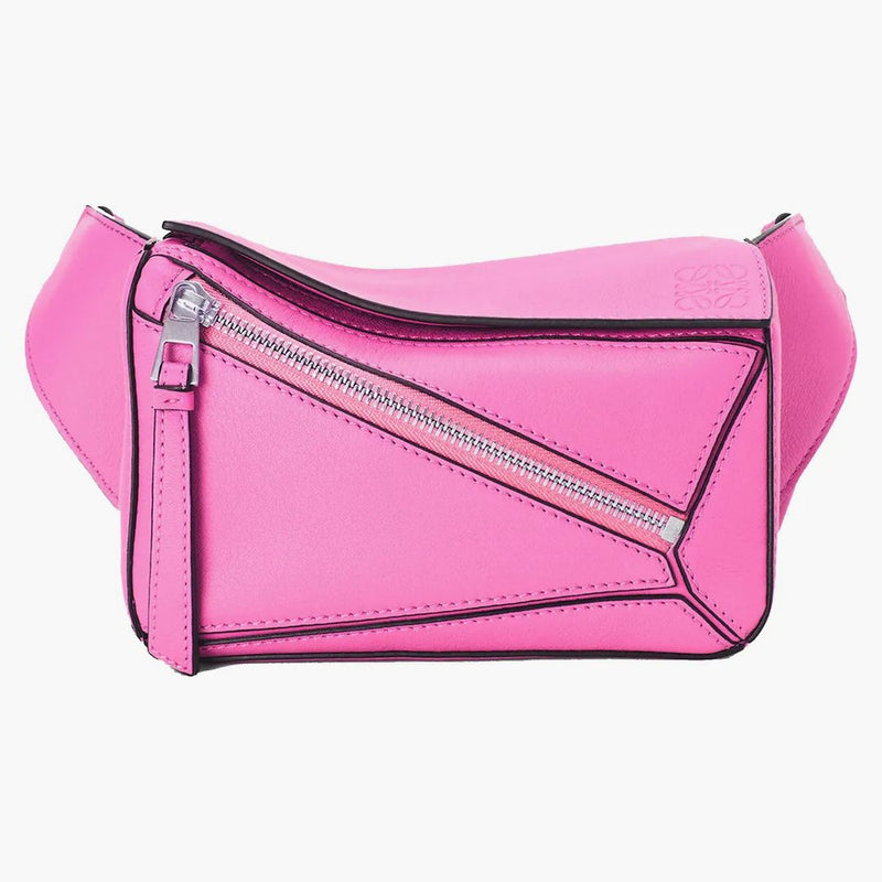Sacca per sedere del puzzle loewe nel classico mini neon rosa.