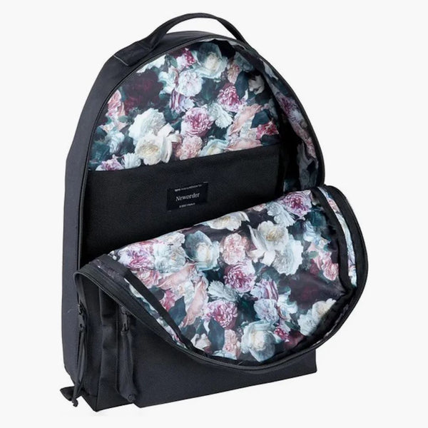 Medicom X Sync Neworfer Power Corruption e si trova lo zaino nero