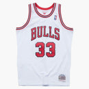 Mitchell & Ness Chicago Bulls Home 1997-98 Scottie Pippen Swingman Jersey White