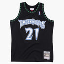 Mitchell & Ness Minnesota Timberwolves Alternate 1997-98 Kevin Garnett Swingman Jersey Black