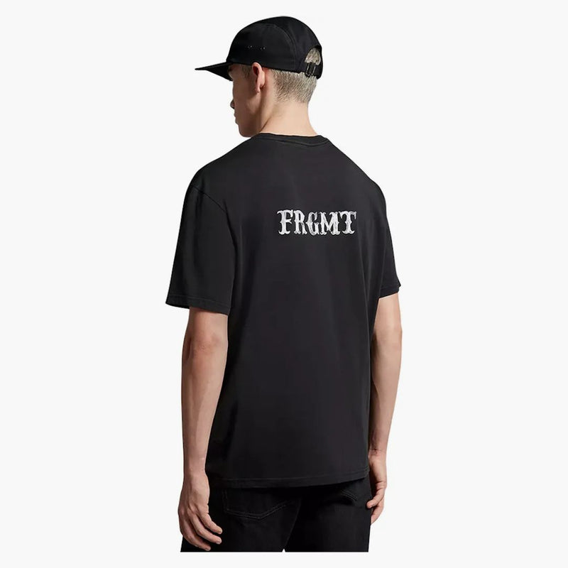 Moncler hiroshi fujiwara x fragment logotyp t-shirt svart