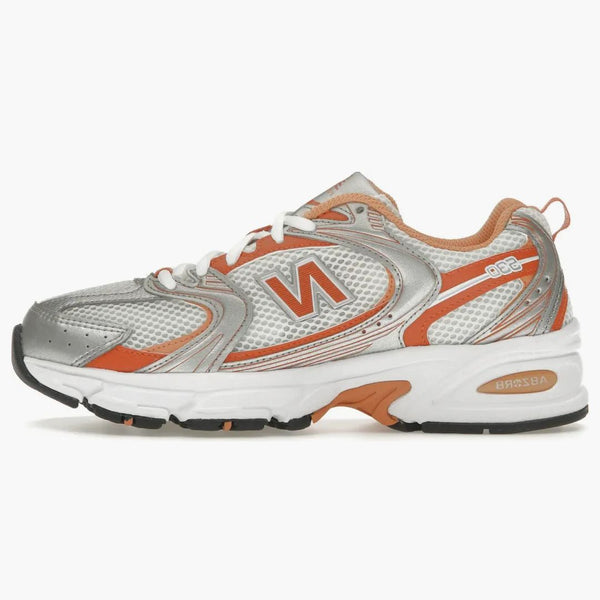 New Balance 530 srebrna metaliczna glina na polu bramkowym