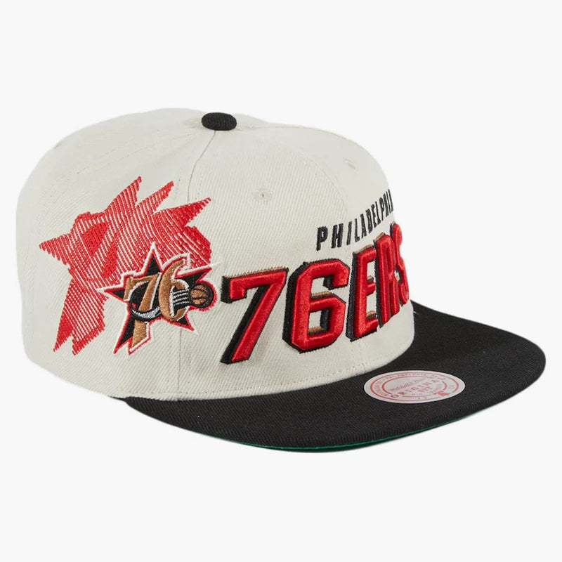 Nová éra Mitchell & Ness Philadelphia 76er's Draft Day Snapback má bílou/černou