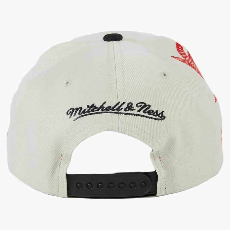 Nová éra Mitchell & Ness Philadelphia 76er's Draft Day Snapback má bílou/černou