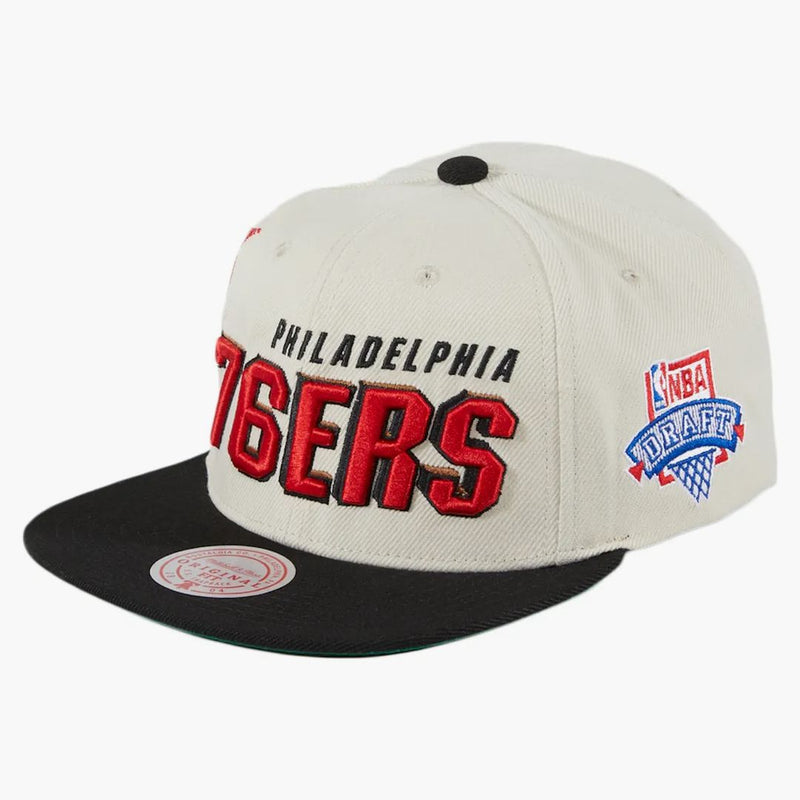 Nová éra Mitchell & Ness Philadelphia 76er's Draft Day Snapback má bílou/černou