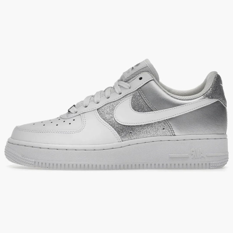Nike Air Force Low 07 White Metallic Silver – bei HYPENEEDZ kaufen
