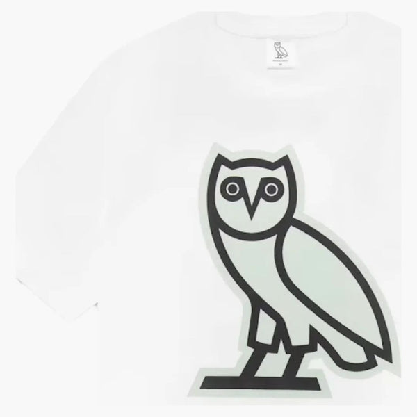 Ovo Glow nella maglietta scura bianca