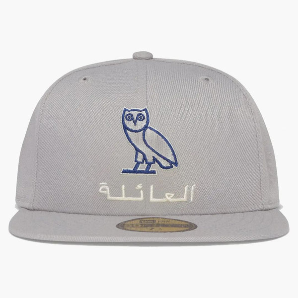 OVO NEW ERA FAMILY OWL 59FIFFTY HAR GRÅ