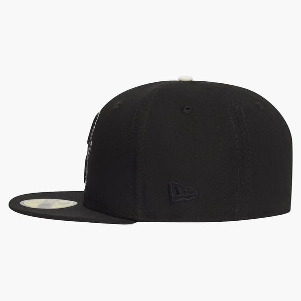 OVO NEW ERA VARSITY LOGO 59FIFFTY FITTED har svart