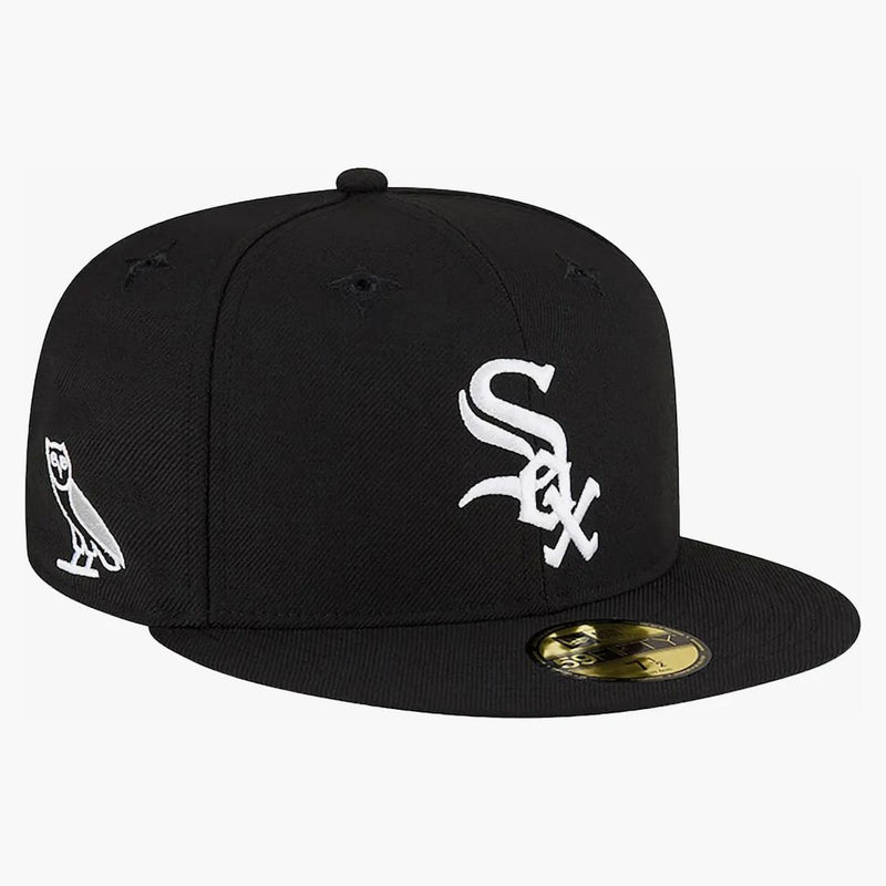 OVO X MLB White Sox New Era tiene negro
