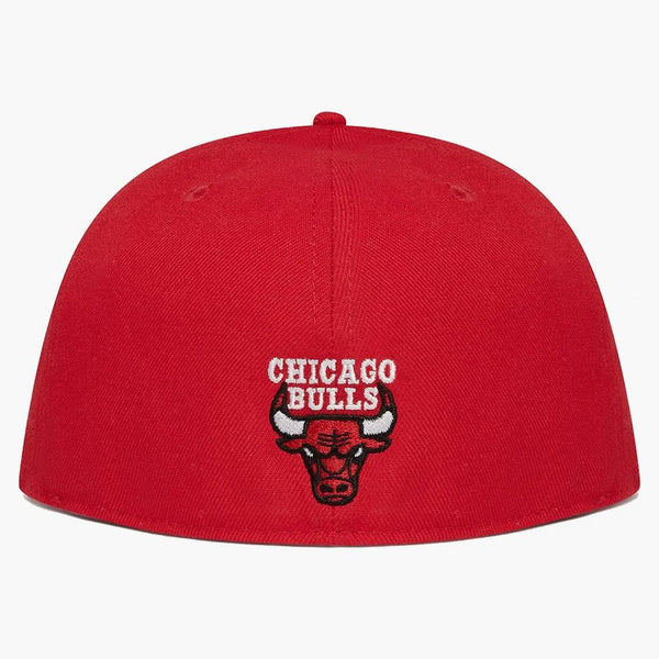 Ovo X NBA Bulls New Era 59fifty Fitted has red