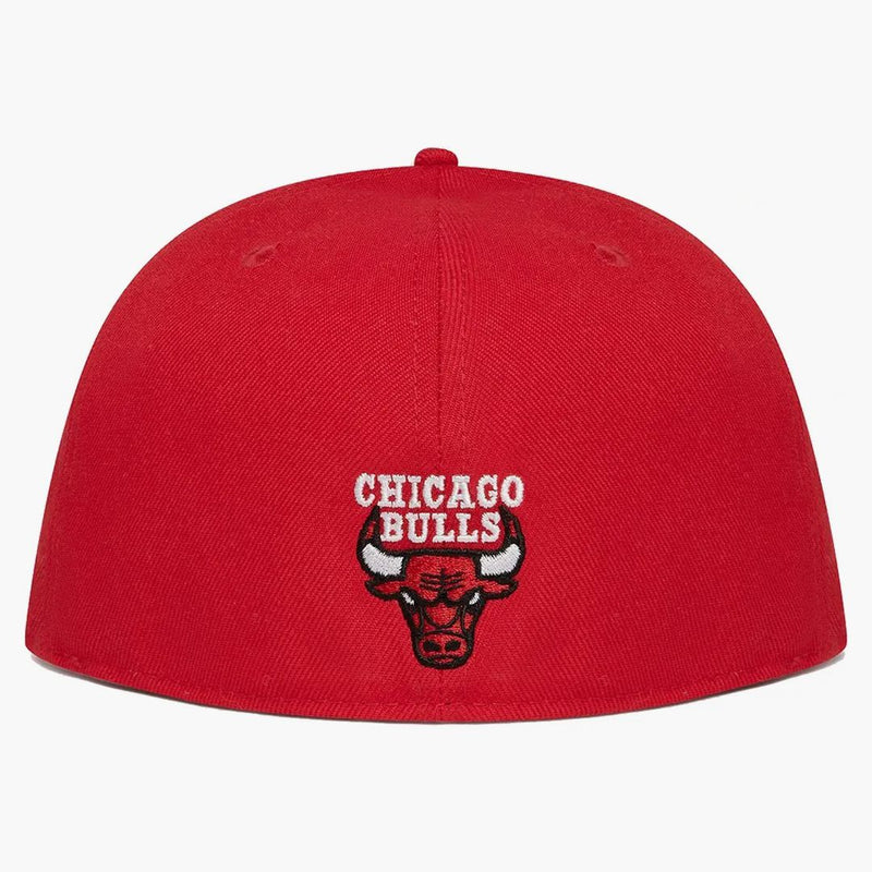 Ovo X NBA Bulls New Era 59fifty Fitted has red
